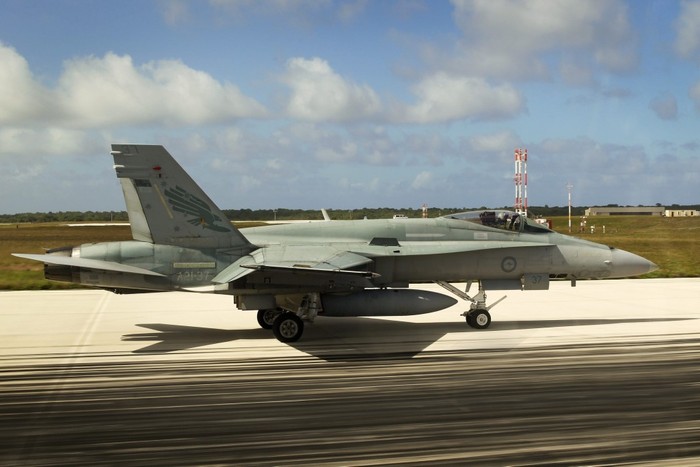 Tiêm kích F/A-18 Hornet Mỹ cất cánh từ đường băng sân bay Andersen trong giai đoạn đầu của diễn tập COPE NORTH 13.